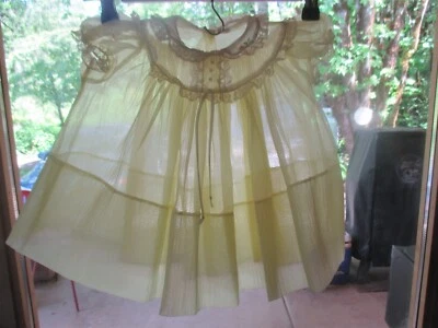 VESTIDO MCM Vintage AMARILLO Transparente 12-18 Meses con DELICADO BORDADO DE ENCAJE - AÑOS 50 Foto 1 de 3