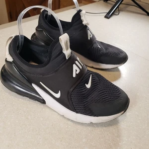 Nike Air Max 270 Running Shoes womenSize 9Black White Comfort Low Sneakers - Picture 1 of 7