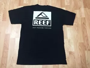 T-shirt uomo REEF grande cotone nero ""Just Passing Through Since 1984 NUOVA - Foto 1 di 5