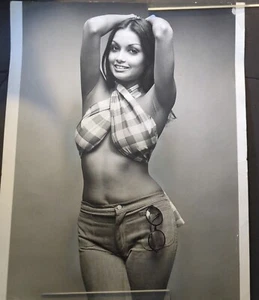 JOHN ADRIAAN 1971 grande sexy UK moda foto sciarpa top jeans nudo midriff vv - Foto 1 di 2
