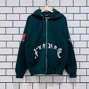 SUDADERA CON CAPUCHA XLARGE LOGOTIPO INGLÉS ANTIGUO CON CREMALLERA VERDE - Imagen 1 de 5