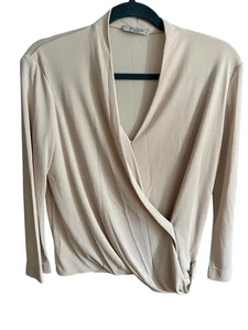 Blusa MM LaFleur Deneuve 2.0 Italiana Tejido Crepé Sorpresa Envolvente Crema Talla S - Imagen 1 de 8