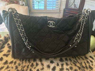 Bolso de hombro grande CHANEL con herrajes plateados piel de caviar Foto 1 de 4