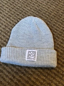 🩶686 Classic Knit Beanie With Cuff And Mountains Logo Patch Acrylic OSFM EUC! - Picture 1 of 3