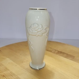 Jarrón Lenox 6" de alto marfil con detalles dorados flor en relieve en la parte delantera y trasera - Imagen 1 de 10