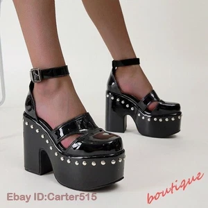 Sandalias con correa para el tobillo y tachuelas de tacón bloque de charol para mujer - Imagen 1 de 12