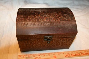 Caja artesanal de madera usada diseño floral - Imagen 1 de 4