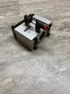 Cilindro SMC MGQM25-20-XC18 doble varilla cilindro neumático, usado - Imagen 1 de 7