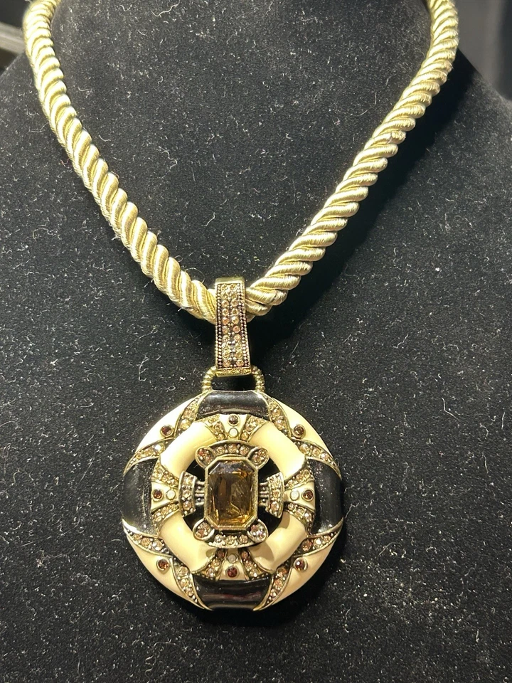 Juego de colgantes y pendientes de cristal citrino esmaltado negro beige Heidi Daus Foto 1 de 4