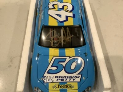 Bobby Labonte & Petty 2008 autografiado Dodge Petty 50th Cot fundido a presión y tarjetas Foto 1 de 4