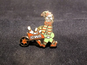 Spilla da bavero souvenir dell'Iowa con pagliaccio e palline da bowling 1 - Foto 1 di 5