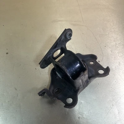 Кронштейн 2015 Toyota RAV4, опорное крепление двигателя, левый передний привод 12372-36080 оригинальный - Изображение 1 из 4