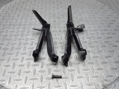 2001 01-02 Suzuki GSXR 1000 GSXR1000 pie trasero pasajero clavija soporte izquierdo derecho Foto 1 de 4