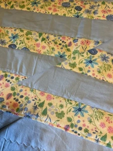 Handgefertigte Flanell Streifen Schoßdecke 60x40 blaue Blumen  - Bild 1 von 5