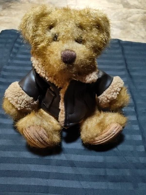 Chaqueta de cuero First and Main Inc. Tender Teddy marrón 8 pulgadas de oso de felpa Foto 1 de 4