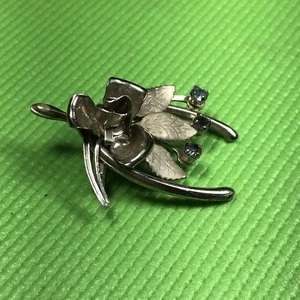 Silberfarbene Metall Blume Anstecknadel Brosche mit blauen Strasssteinen KOSTENLOSER VERSAND - Bild 1 von 11