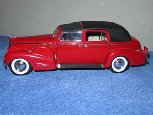 1938 CADILLAC V16 FLEETWOOD RED SIGNATURE MODELS 1:18 OPENING DOORS HOOD & TRUNK - Picture 1 of 15