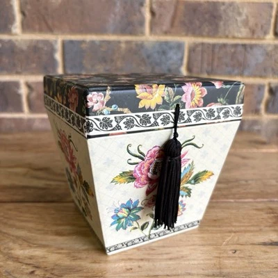 Punch Studio Floral Borlas Caja Cartón Flores Sobre Negro Medidas En Fotos Foto 1 de 4