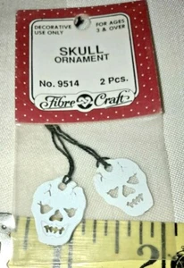 Par de calaveras de metal vintage de fibra en miniatura de Halloween nuevo de lote antiguo - Imagen 1 de 9