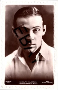 RUDOLP VALENTINO ACTOR REAL PHOTO BEAGLES VINTAGE POSTCARD - Foto 1 di 2
