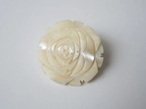 Spilla In Madreperla Intagliata Fiore Rosa 4,9 G/Ø 3,0 Cm - Foto 1 di 3