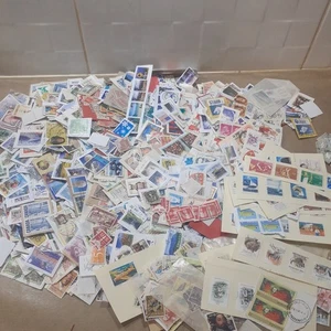 500g Mix Foreign Stamps On/Off Paper Kiloware (A) - Picture 1 of 13