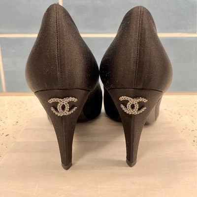 Chanel 2012 Interlocking CC Logo Lagerfeld satinado cristal bombas 38,5 caja bolsa antipolvo Foto 1 de 4