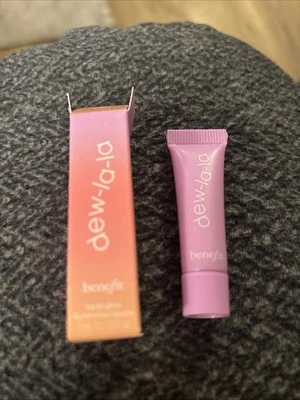 Benefit - Iluminador líquido resplandor Dew-La-La 12 horas de uso - Luna - 0,11 fl oz Foto 1 de 3