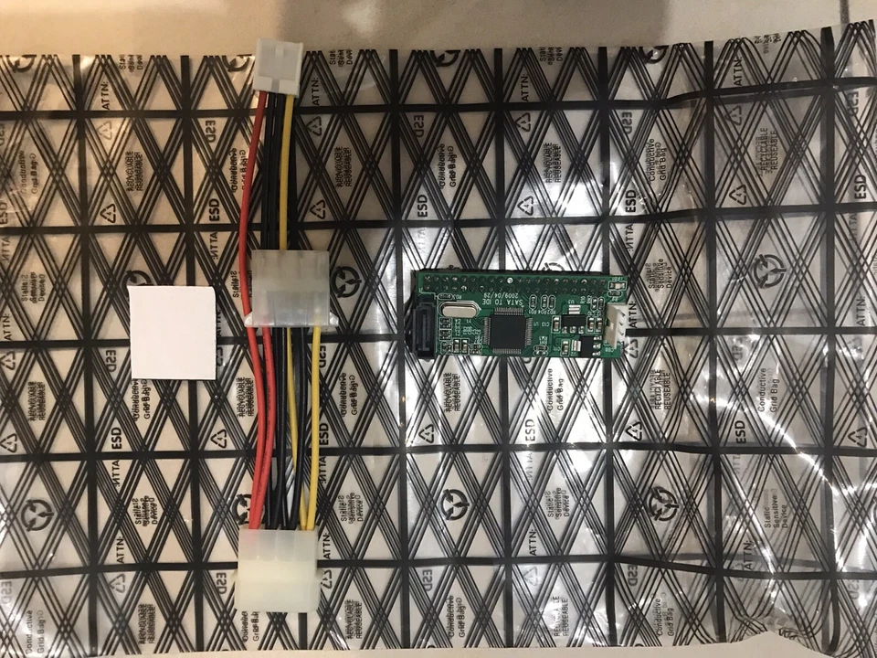 SATA To Pata IDE 40 Pin Adattatore Convertitore Plug & Play - Immagine 1 di 1