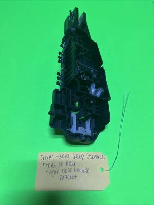 2014-22 JEEP CHEROKEE EXTERIOR FRONT REAR RIGHT DOOR HANDLE BRACKET B64 Foto 1 de 2