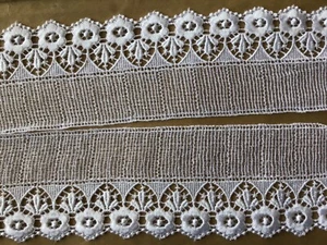 9 1/2 YDS, LOVELY SCALLOPED WHITE FLORAL RAYON VENISE LACE EDGE - Picture 1 of 3