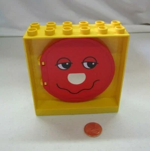 Lego Duplo YELLOW SWINGING RED CLOWN FACE DOOR WINDOW PRINTED BLOCK - Picture 1 of 3