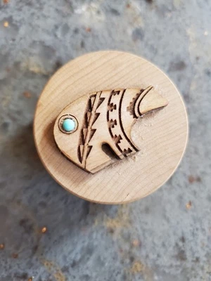 Caja de ensueño de madera diseño tallado nativo americano con incrustación turquesa diseño de oso Foto 1 de 4