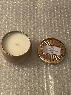 Mini vela de hojalata Voluspa rosa brillante 4,5 oz cera de coco 40 horas tiempo de combustión Foto 1 de 4