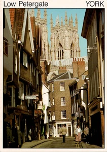Veduta delle torri della cattedrale di York da Low Petergate York Inghilterra - Foto 1 di 2