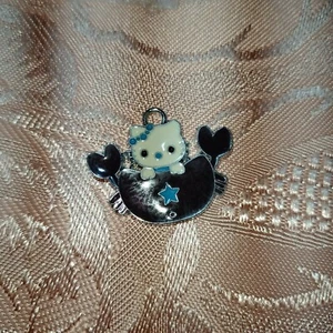 CIONDOLO HELLO KITTY SEGNO ZODIACALE CANCRO ♋ OMAGGIO CORDONCINO COLLARINO - Imagen 1 de 2