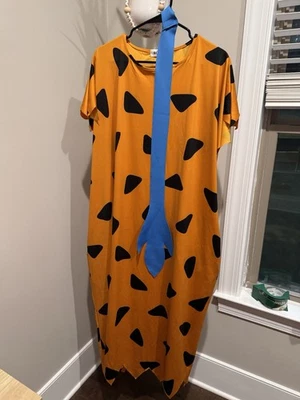 Костюм для Хэллоуина мужской Fred Flintstone размер 3XL б/у в отличном состоянии. Надувная клюшка в комплекте - Изображение 1 из 4
