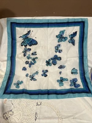 复古蓝色蝴蝶围巾 22 英寸 x 22 英寸意大利制造聚酯纤维 — 第 1/3 张图片