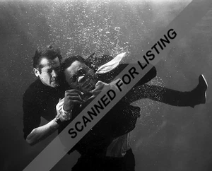 James Bond 007 Live and Let Die Roger Moore vs Yaphet Kotto 8X10 PHOTO #2877 - Bild 1 von 1