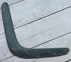 Jouet ancien boomerang en bois peint en vert art populaire XXème - Photo 1/13