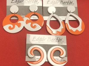 JUEGO DE 3 PARES DE PENDIENTES COLGANTES DE PLÁSTICO NARANJA BLANCO EDGAR BEREBI DE COLECCIÓN NOS - Imagen 1 de 8