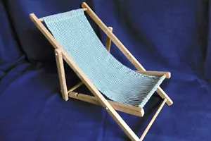 ANCIENNE CHAISE LONGUE DE POUPÉE - TISSU RAYÉ BLEU ET BLANC - Picture 1 of 7