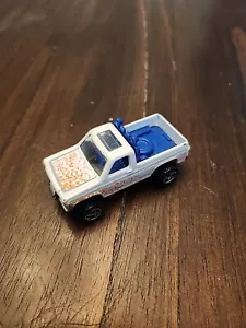 Hot Wheels 1977 Chevy Pickup Camion Bianco Pick Vernice Arancione Macchie 1:64 Diecast - Foto 1 di 4