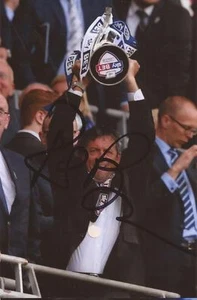 SOUTHEND: PHIL BROWN SIGNED 6x4 PLAY-OFF FINAL TROPHY PHOTO+COA - Picture 1 of 1