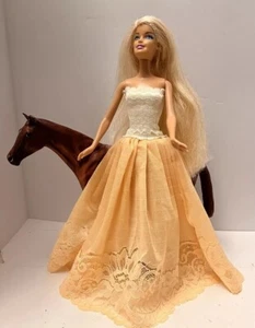 VINTAGE BARBIE 1998 MATTEL  WHITE-PEACH DRESS BLONDE HAIR Shoes Shawl Flowers - Picture 1 of 16