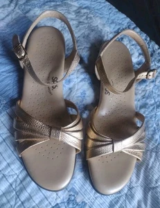 SAS Tripad Comfort Women's 9.5 Narrow Shiny Gold Small Heel Dressy Sandals EUC - Picture 1 of 6