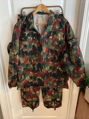 Fur Industriewasche - Vtg 2-pc Green Red Brown Camouflage Jacket & Pants Set - Image 1 of 4