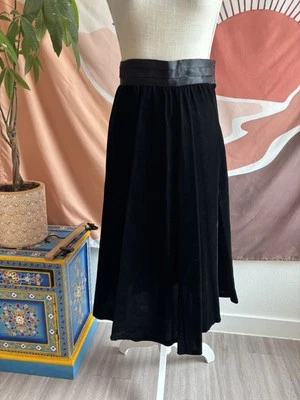 Falda midi de terciopelo Gunne Sax vintage para jóvenes 7 negra EE. UU. Y2K Whimsigoth Foto 1 de 4
