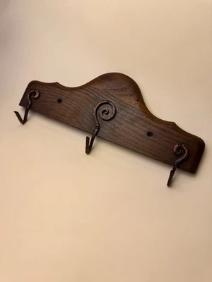 Antiguo colgante de llave de pared de roble con ganchos remolinados de cobre martillado - Organizador de 3 ganchos Foto 1 de 3