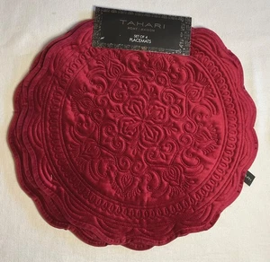 TAHARI TISCHSETS (4) ROT SAMT 15 ZOLL RUND 100 % POLYESTER NEU IN VERPACKUNG - Bild 1 von 2